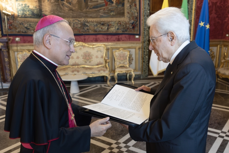 Il Presidente Mattarella con S.E. Rev.ma Mons. Edgar PEÑA Parra, Nunzio Apostolico, in occasione della presentazione delle Lettere Credenziali
