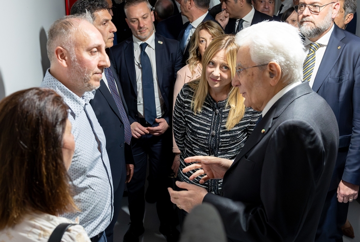 Il Presidente Sergio Mattarella a colloquio con la persona intervenuta per l'arresto del responsabile della tentata strage del 16 maggio a Modena