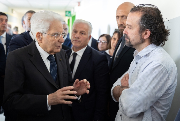 Il Presidente Sergio Mattarella a colloquio con la persona intervenuta per l'arresto del responsabile della tentata strage del 16 maggio a Modena