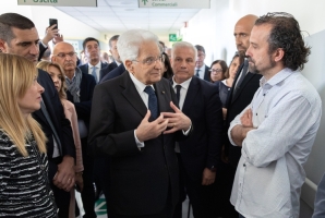 Il Presidente Sergio Mattarella a colloquio con la persona intervenuta per l'arresto del responsabile della tentata strage del 16 maggio a Modena