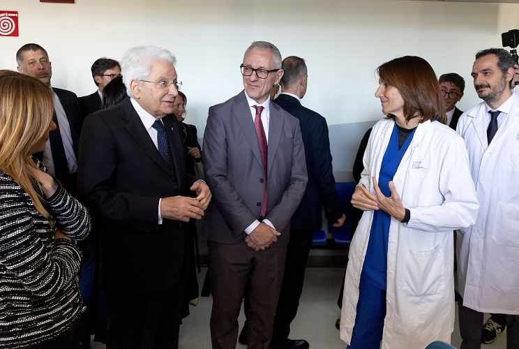 Il Presidente Sergio Mattarella a colloquio con i medici dell'Ospedale Baggiovara di Modena,  in occasione della visita ai feriti nella tentata strage del 16 maggio a Modena