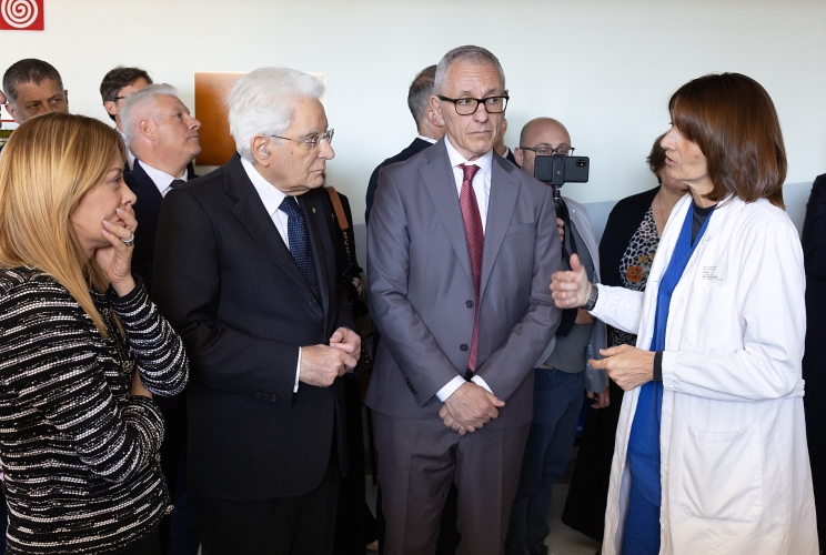 Il Presidente Sergio Mattarella a colloquio con i medici dell'Ospedale Baggiovara di Modena,  in occasione della visita ai feriti nella tentata strage del 16 maggio a Modena