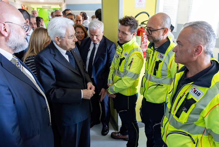 Il Presidente Sergio Mattarella a colloquio con gli operatori sanitari intervenuti subito dopo la tentata strage del 16 maggio a Modena