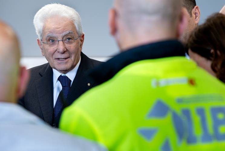Il Presidente Sergio Mattarella a colloquio con i medici dell'Ospedale Maggiore di Bologna,  in occasione della visita ai feriti nella tentata strage del 16 maggio a Modena