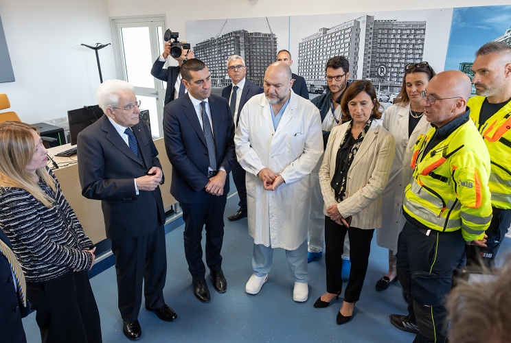  Il Presidente Sergio Mattarella a colloquio con i medici dell'Ospedale Maggiore di Bologna,  in occasione della visita ai feriti nella tentata strage del 16 maggio a Modena