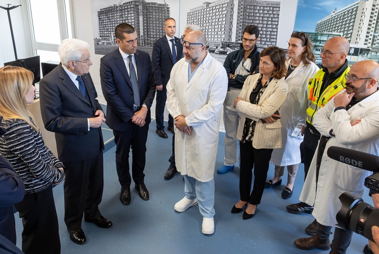 Il Presidente Sergio Mattarella a colloquio con i medici dell'Ospedale Maggiore di Bologna,  in occasione della visita ai feriti nella tentata strage del 16 maggio a Modena