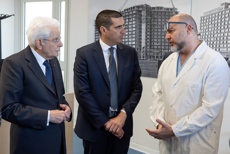  Il Presidente Sergio Mattarella a colloquio con i medici dell'Ospedale Maggiore di Bologna,  in occasione della visita ai feriti nella tentata strage del 16 maggio a Modena