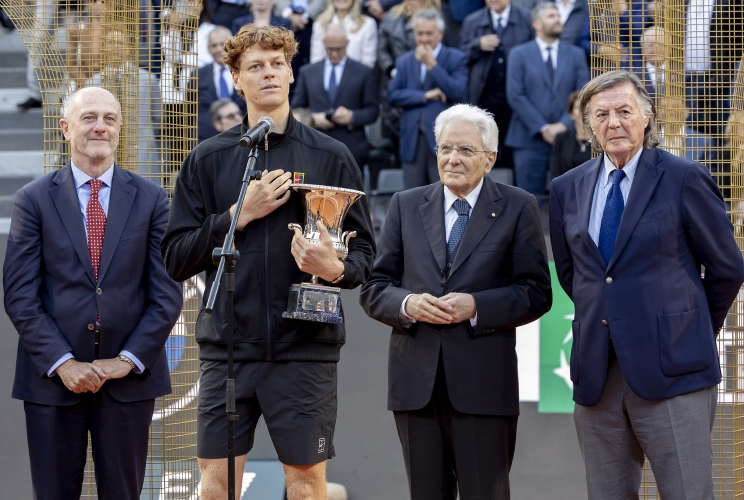 Roma - Il Presidente Sergio Mattarella, Angelo Binaghi e Adriano Panatta con Jannik Sinner, vincitore degli internazionali di tennis
