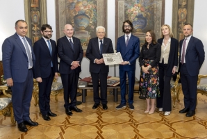 Il Presidente Sergio Mattarella con Agnese Pini, Direttrice quotidiani gruppo Monrif, Leonardo Maria Del Vecchio, Presidente LMDV Capital ed editore nazionale, Gabriele Benedetto e il Presidente della Federazione Italiana Editori Giornali – FIEG, Andrea Leopoldo Riffeser Monti, in occasione del 70° anniversario de "Il Giorno"