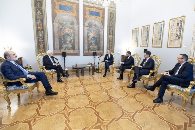 Il Presidente della Repubblica Sergio Mattarella con Andrea Duilio, Ceo Sky Italia, Giuseppe Bellis, Vice Presidente e Direttore contenuti Sport, News and Entertainment, Fabio Vitale Direttore Sky TG24, Pierfrancesco Ferrara, quirinalista   
