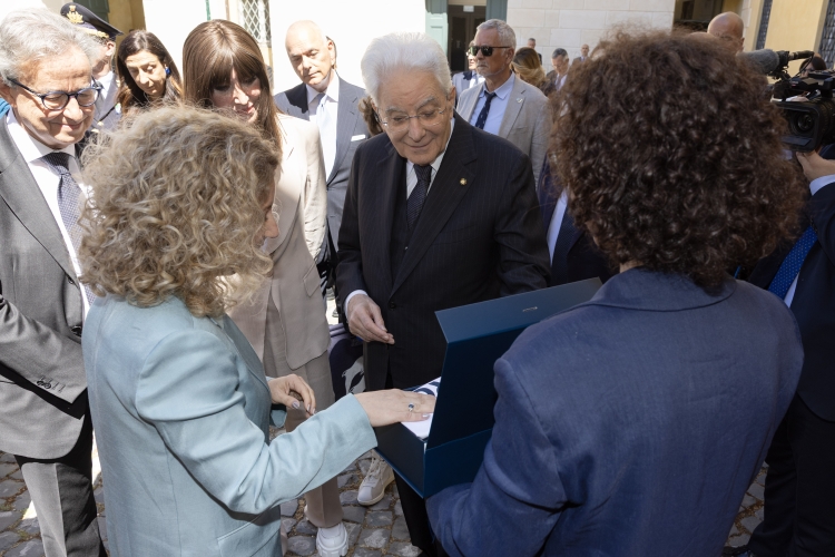Il Presidente Sergio Mattarella con Anna Maria Bernini, Ministro dell’Università e della ricerca in occasione del convegno per il quarantesimo anniversario di costituzione della Fondazione Marevivo, e della giornata mondiale della biodiversità
