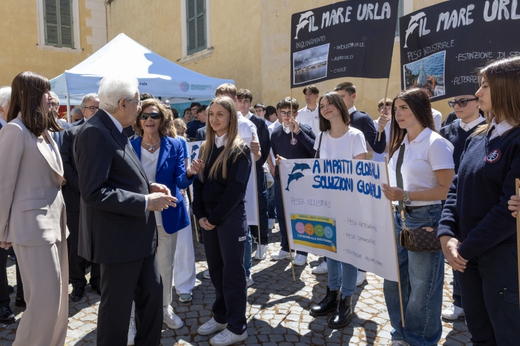 Il Presidente Sergio Mattarella con Anna Maria Bernini, Ministro dell’Università e della ricerca in occasione del convegno per il quarantesimo anniversario di costituzione della Fondazione Marevivo, e della giornata mondiale della biodiversità
