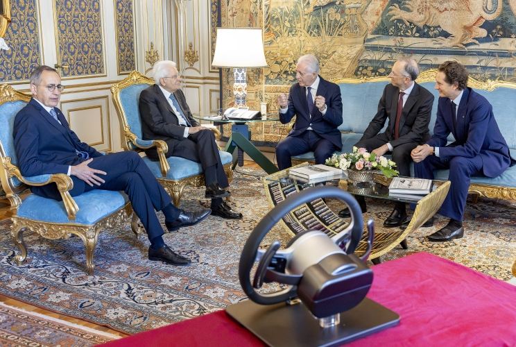 Il Presidente Sergio Mattarella con John Elkann e Piero Ferrari, rispettivamente Presidente Esecutivo e Vice Presidente di Ferrari, accompagnati da Benedetto Vigna, Chief Executive Officier Ferrari, in occasione della presentazione della Ferrari "Luce"