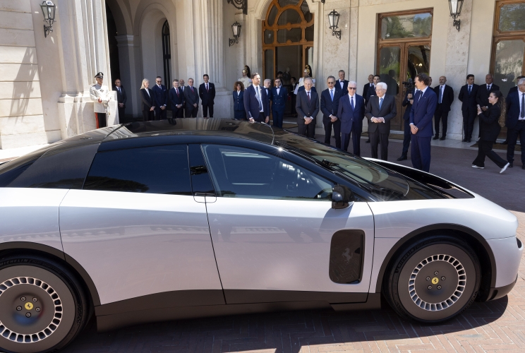  Il Presidente Sergio Mattarella con John Elkann e Piero Ferrari, rispettivamente Presidente e Vice Presidente - Amministratore Delegato di Ferrari Spa, accompagnati da Benedetto Vigna, Vice Presidente della Direzione Commerciale di Ferrari Spa, in occasione della presentazione della Ferrari "Luce"