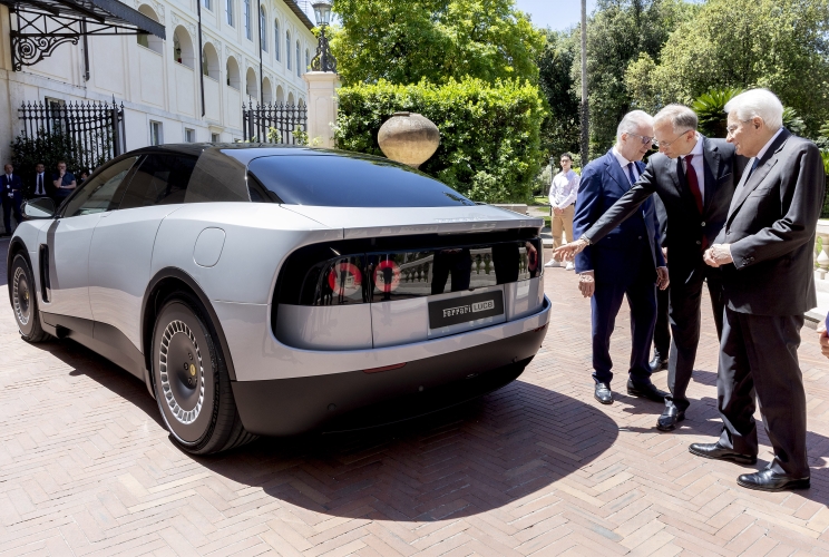 Il Presidente Sergio Mattarella con Benedetto Vigna, Vice Presidente della Direzione Commerciale di Ferrari Spa, in occasione della presentazione della Ferrari "Luce"