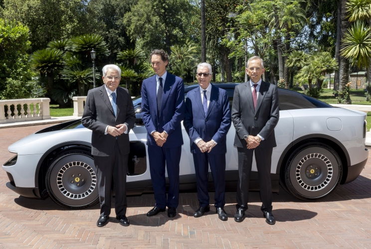 Il Presidente Sergio Mattarella con John Elkann e Piero Ferrari, rispettivamente Presidente Esecutivo e Vice Presidente di Ferrari, accompagnati da Benedetto Vigna, Chief Executive Officier Ferrari, in occasione della presentazione della Ferrari "Luce"