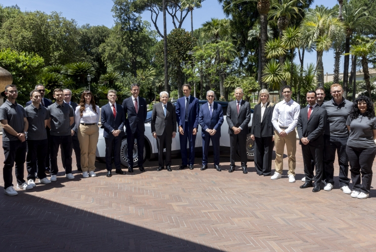 Il Presidente Sergio Mattarella con John Elkann e Piero Ferrari, rispettivamente Presidente e Vice Presidente - Amministratore Delegato di Ferrari Spa, accompagnati da Benedetto Vigna, Vice Presidente della Direzione Commerciale di Ferrari Spa, in occasione della presentazione della Ferrari "Luce",