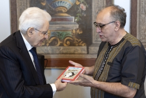 Il Presidente Sergio Mattarella con Padre Pietro Ciuciulla, in occasione dell'incontro con una delegazione della Fondazione Nigrizia Onlus e dei Missionari Comboniani