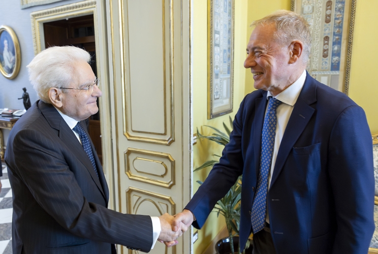 Il Presidente Sergio Mattarella con il Ministro delle Imprese e del Made in Italy, Adolfo Urso, in occasione della presentazione del francobollo commemorativo emesso per celebrare la ricorrenza del 2 giugno