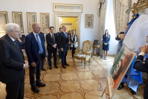 Il Presidente Sergio Mattarella con il Ministro delle Imprese e del Made in Italy, Adolfo Urso, in occasione della presentazione del francobollo commemorativo emesso per celebrare la ricorrenza del 2 giugno