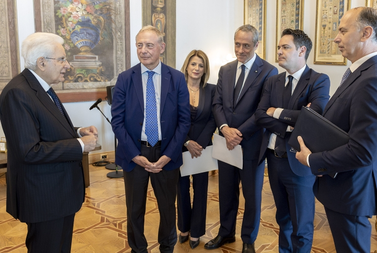 Il Presidente Sergio Mattarella con il Ministro delle Imprese e del Made in Italy, Adolfo Urso, la Sottosegretaria con delega alla filatelia Fausta Bergamotto, l'Amministratore Delegato di Poste Italiane, Matteo Del Fante e l'Amministratore Delegato dell'Istituto Poligrafico e Zecca dello Stato, Michele Scioscioli in occasione della presentazione del francobollo commemorativo emesso per celebrare la ricorrenza del 2 giugno
