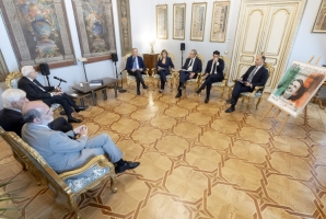 Il Presidente Sergio Mattarella con il Ministro delle Imprese e del Made in Italy, Adolfo Urso, la Sottosegretaria con delega alla filatelia Fausta Bergamotto, l'Amministratore Delegato di Poste Italiane, Matteo Del Fante e l'Amministratore Delegato dell'Istituto Poligrafico e Zecca dello Stato, Michele Scioscioli in occasione della presentazione del francobollo commemorativo emesso per celebrare la ricorrenza del 2 giugno