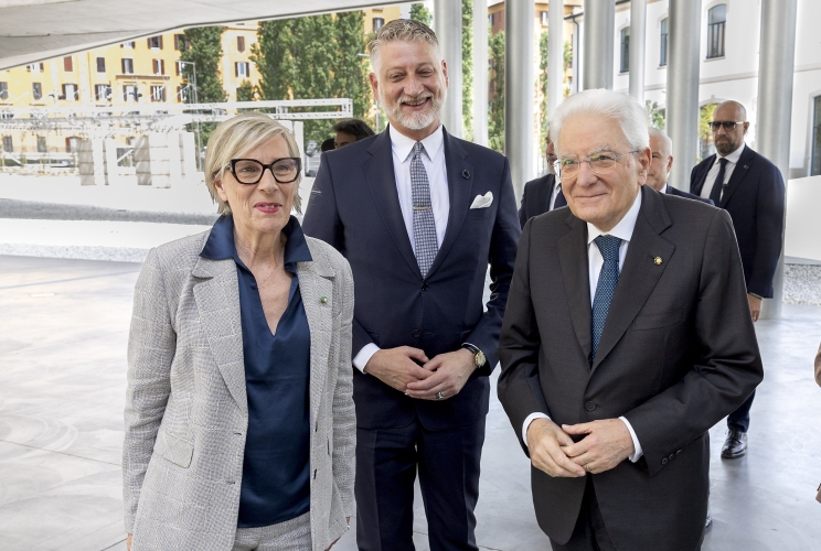 Il Presidente Sergio Mattarella accolto da Alessandro Giuli, Ministro della Cultura e Maria Emanuela Bruni, Presidente della Fondazione MAXXI, in occasione dell'Intervento alla cerimonia di presentazione della Mostra “Vitalità dell’architettura italiana 1946-2026”