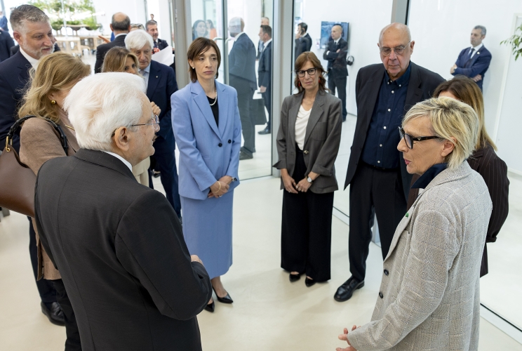 Il Presidente Sergio Mattarella con Maria Emanuela Bruni, Presidente della Fondazione MAXXI, Lorenza Baroncelli, Direttore del Dipartimento Architettura del MAXXI,  Elena Tinacci, Coordinatrice del Dipartimento Architettura del MAXXI e curatrice della mostra, Giuseppe Ciorra, Senior curator del MAXXI e curatore della mostra e Margherita Guccione, Direttore scientifico grande MAXXI, in occasione dell'Intervento alla cerimonia di presentazione della Mostra “Vitalità dell’architettura italiana 1946-2026”