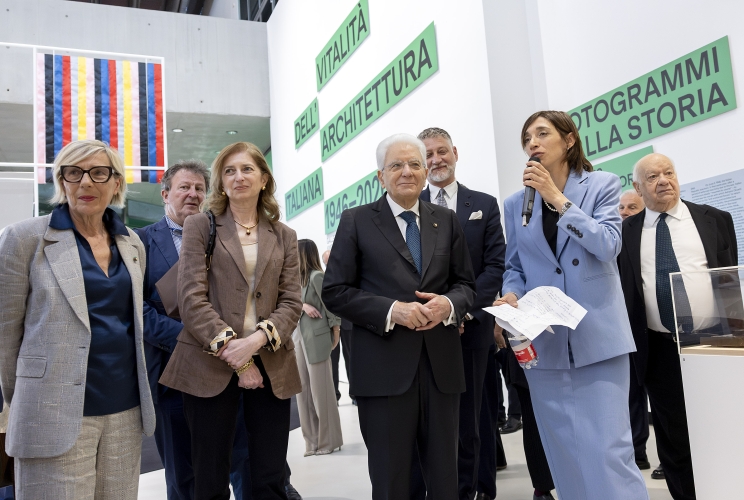 Il Presidente Sergio Mattarella nel corso della visita alla Mostra “Vitalità dell’architettura italiana 1946-2026”