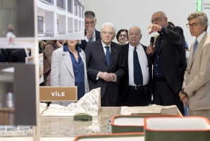 Il Presidente Sergio Mattarella nel corso della visita alla Mostra “Vitalità dell’architettura italiana 1946-2026”