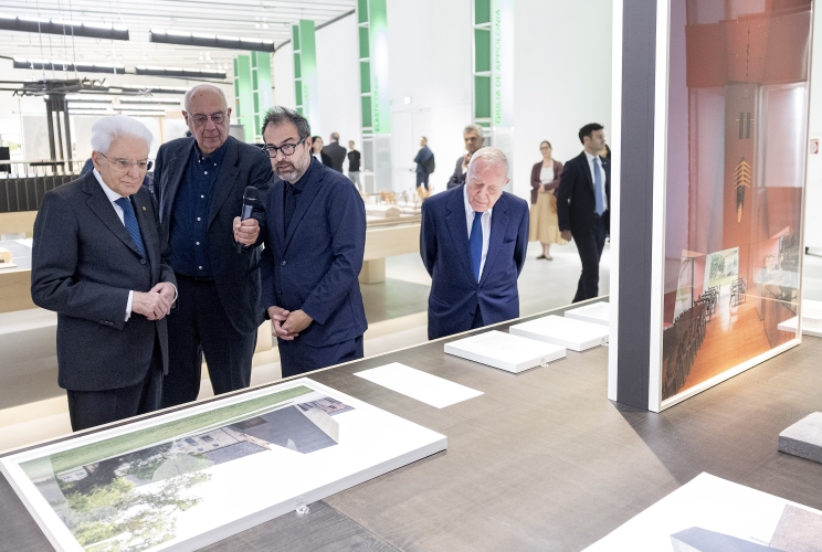 Il Presidente Sergio Mattarella nel corso della visita alla Mostra “Vitalità dell’architettura italiana 1946-2026”