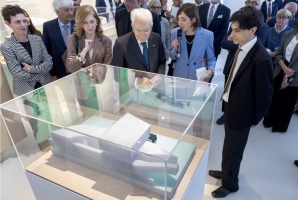 Il Presidente Sergio Mattarella nel corso della visita alla Mostra “Vitalità dell’architettura italiana 1946-2026” osserva uno dei 5 progetti finalisti di un programma denominato NXT dedicato ai giovani architetti italiani
