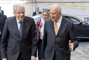 Il Presidente Sergio Mattarella accolto da Antonio Patuelli, Presidente dell’Associazione bancaria Italiana, in occasione della  cerimonia di intitolazione di due Sale delle Scuderie di Palazzo Altieri in memoria dei Presidenti emeriti dell’Associazione Bancaria italiana, Prof. Piero Barucci e Cav. Lav. Maurizio Sella 