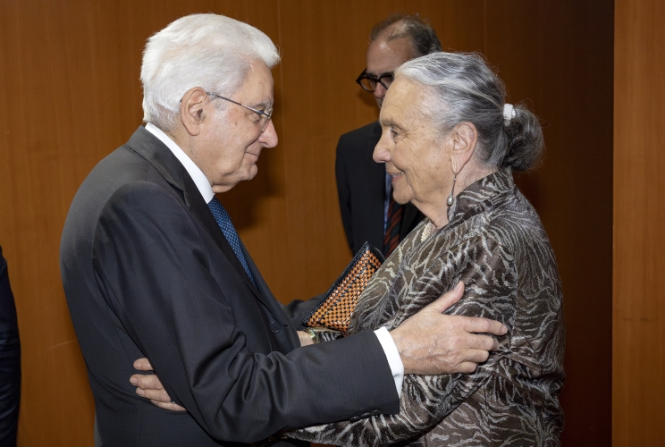 Il Presidente Sergio Mattarella saluta la Sig.ra Barucci, in occasione della  cerimonia di intitolazione di una Sala delle Scuderie di Palazzo Altieri in memoria del Presidente emerito dell’Associazione Bancaria italiana, Prof. Piero Barucci