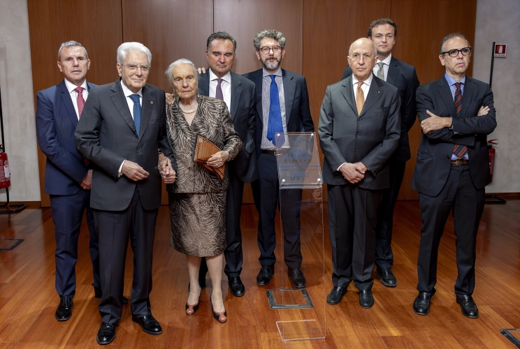 Il Presidente Sergio Mattarella con la Sig.ra Barucci e alcuni componenti della famiglia, in occasione della  cerimonia di intitolazione di una Sala delle Scuderie di Palazzo Altieri in memoria del Presidente emerito dell’Associazione Bancaria italiana, Prof. Piero Barucci