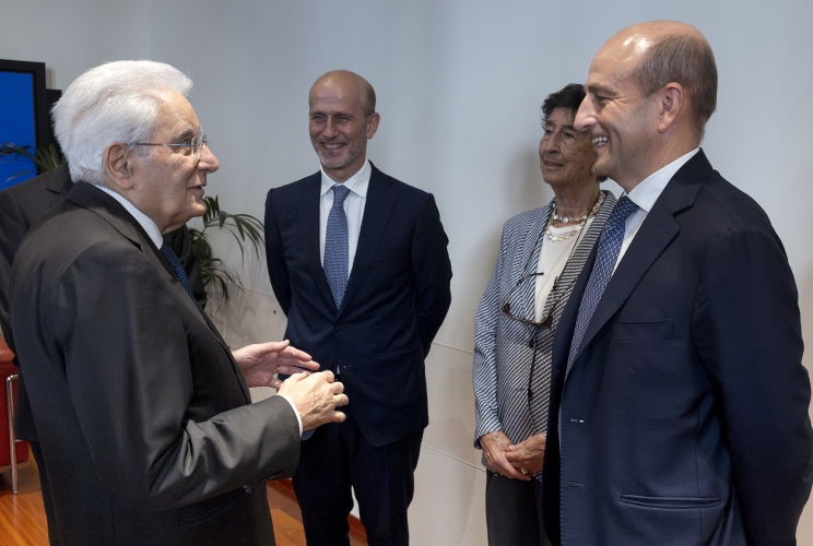 Il Presidente Sergio Mattarella con i componenti della famiglia Sella, in occasione della cerimonia di intitolazione di una Sala delle Scuderie di Palazzo Altieri in memoria del Presidente emerito dell’Associazione Bancaria italiana, Cav. Lav. Maurizio Sella 