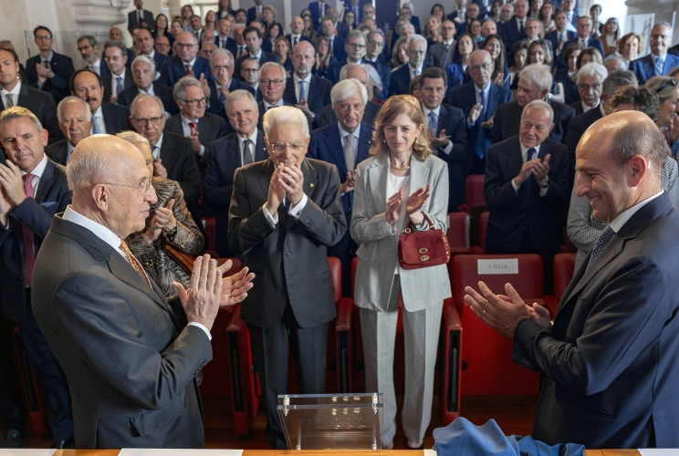 Il Presidente Sergio Mattarella assiste alla scopertura della targa da parte di Antonio Patuelli, Presidente dell’Associazione bancaria Italiana e Federico Sella, in occasione della  cerimonia di intitolazione di una Sala delle Scuderie di Palazzo Altieri in memoria del Presidente emerito dell’Associazione Bancaria italiana, Cav. Lav. Maurizio Sella 