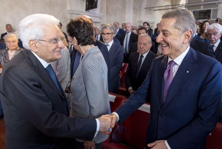 Il Presidente Sergio Mattarella al termine della  cerimonia di intitolazione di due Sale delle Scuderie di Palazzo Altieri in memoria dei Presidenti emeriti dell’Associazione Bancaria italiana, Prof. Piero Barucci e Cav. Lav. Maurizio Sella, saluta il Governatore della Banca d'Italia Flavio Panetta