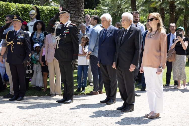 Il Presidente Sergio Mattarella e la Sig.ra Laura all’apertura dei giardini del Quirinale alle fasce deboli della popolazione in occasione della Festa nazionale della Repubblica 
