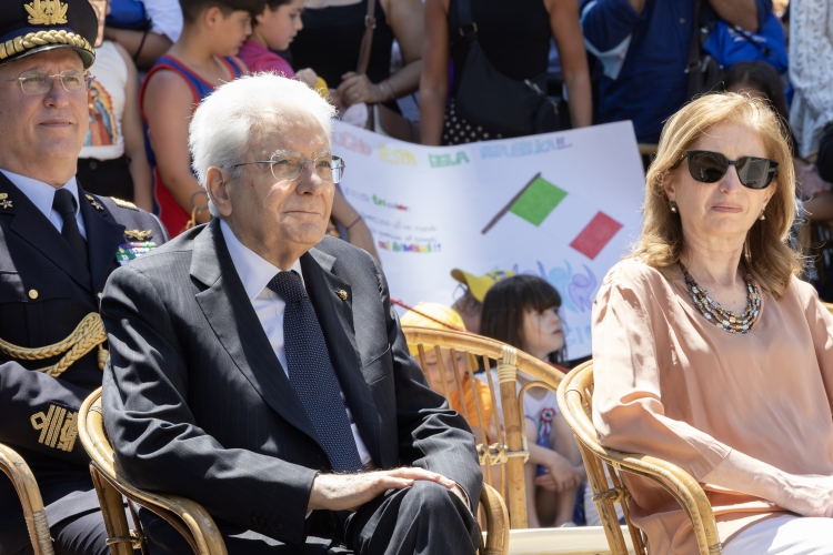 Il Presidente Sergio Mattarella e la Sig.ra Laura all’apertura dei giardini del Quirinale, alle fasce deboli della popolazione in occasione della Festa nazionale della Repubblica 

