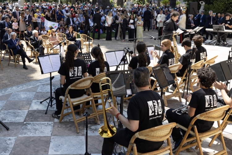 Il Presidente Sergio Mattarella e la Sig.ra Laura all’apertura dei giardini del Quirinale, alle fasce deboli della popolazione in occasione della Festa nazionale della Repubblica 

