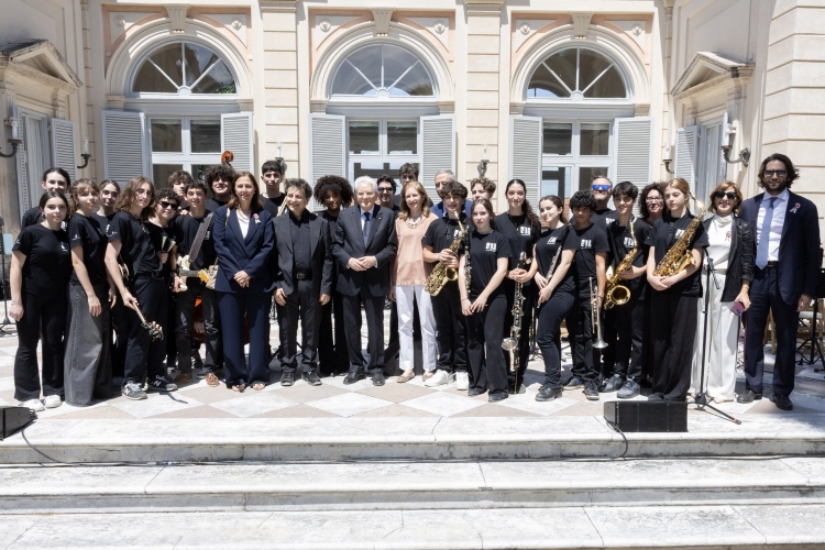 Il Presidente Sergio Mattarella e la Sig.ra Laura con gli allievi del Jazz Campus Orchestra della Fondazione Musica per Roma in occasione della Festa nazionale della Repubblica 

