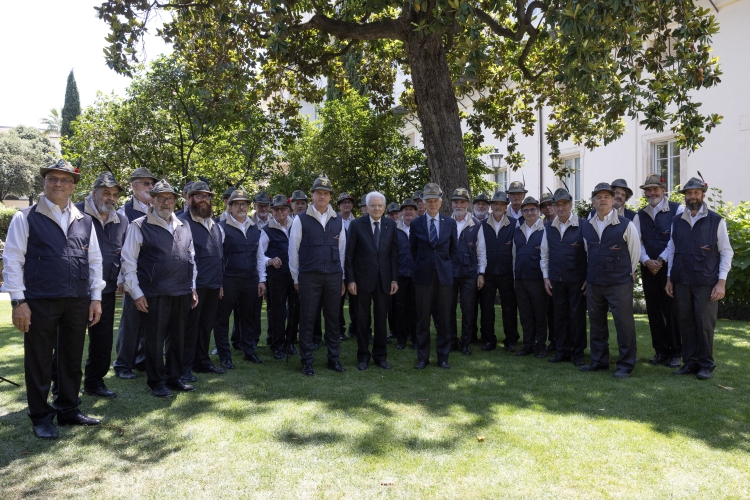 Il Presidente Sergio Mattarella e la Sig.ra Laura con il Coro dell’Associazione Nazionale Alpini Roma  in occasione della Festa nazionale della Repubblica 
