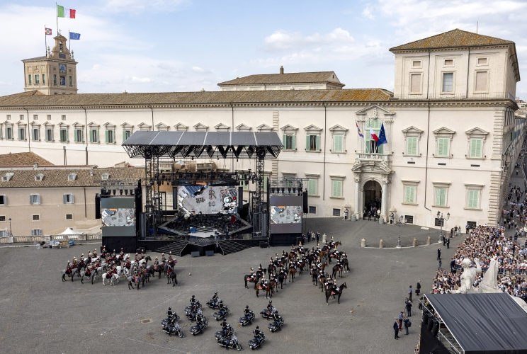 Cambio solenne della Guardia d'Onore sulla Piazza del Quirinale, in occasione della Festa della Repubblica