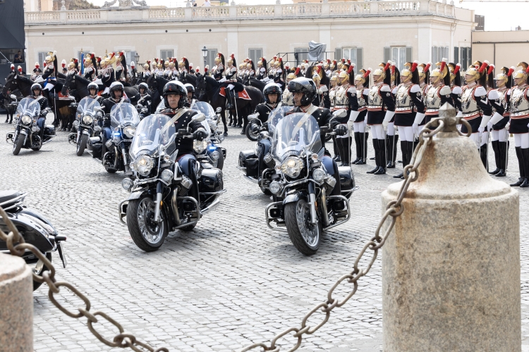 Cambio solenne della Guardia d'Onore sulla Piazza del Quirinale, in occasione della Festa della Repubblica