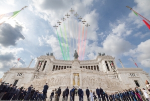 Il Presidente Sergio Mattarella all'Altare della Patria

