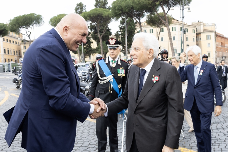 Il Presidente della Repubblica Sergio Mattarella all'Altare della Patria, con il Ministro della Difesa Guido Crosetto