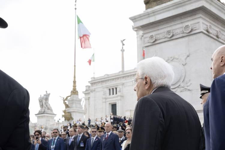 Il Presidente della Repubblica Sergio Mattarella all'Altare della Patria