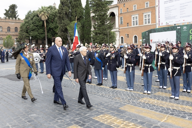 Il Presidente della Repubblica Sergio Mattarella all'Altare della Patria