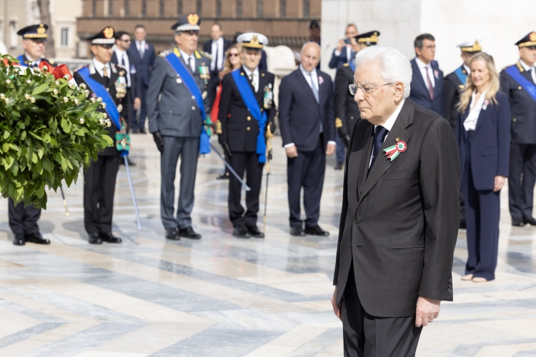 Il Presidente della Repubblica Sergio Mattarella all'Altare della Patria